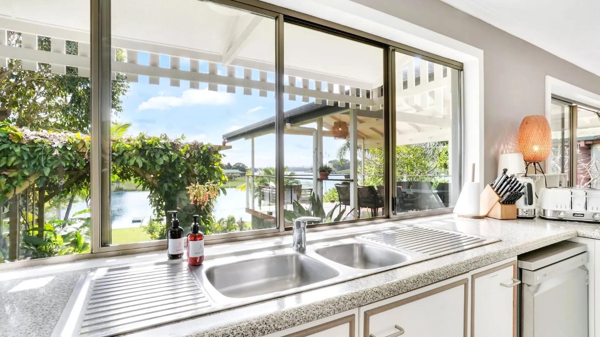 Lakeside Tinaroo Only 2.5Km From Yungaburra Town Holiday home